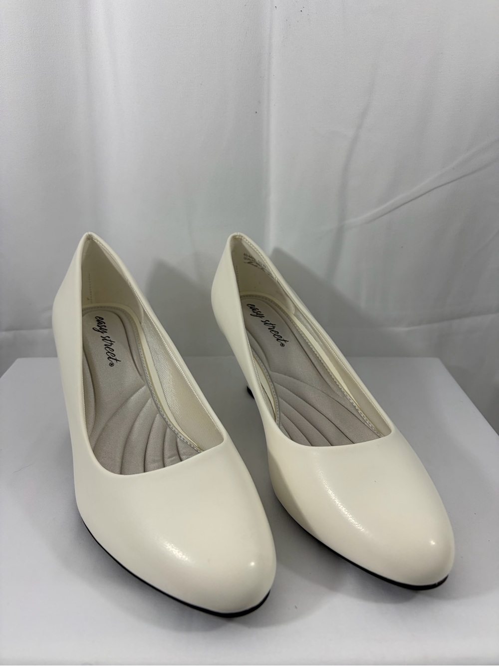 NWT easy street Women's Size 9.5W White Low Heel Pumps
